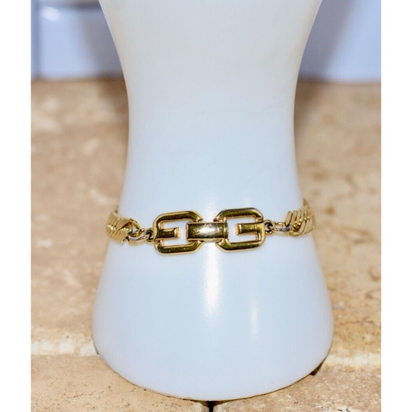 Vintage Givenchy Herringbone Gold Plated Chain Bracelet with Logo Clasp, 1980s - Picture 6 of 9